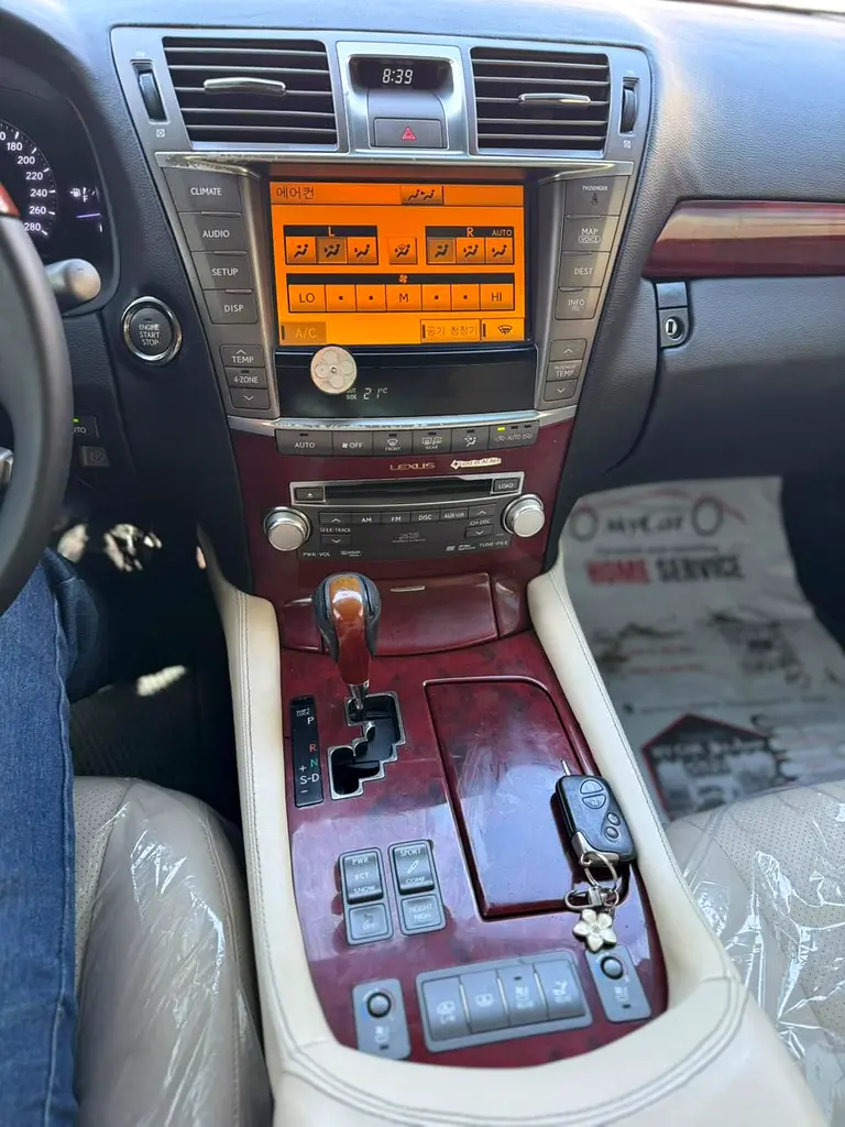 2020 Lexus LS460 - Image 10