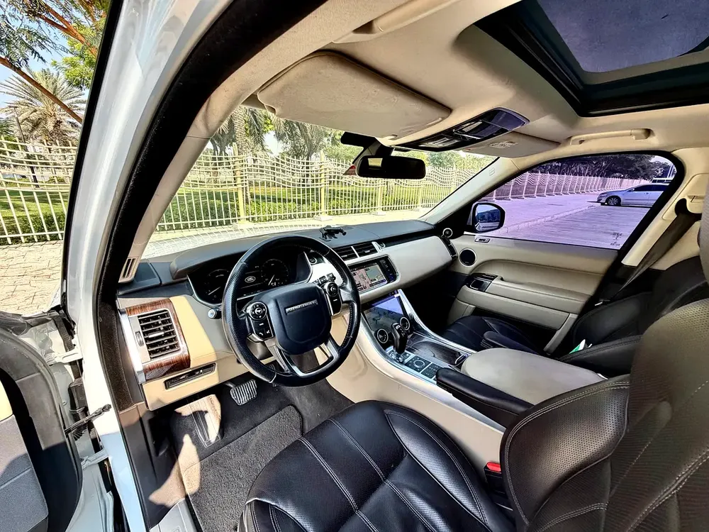 RANGE ROVER SPORT / GCC / 2015 / AGENCY MAINTENED / PERFECT CONDITION / DIRECT OWNER - Image 10