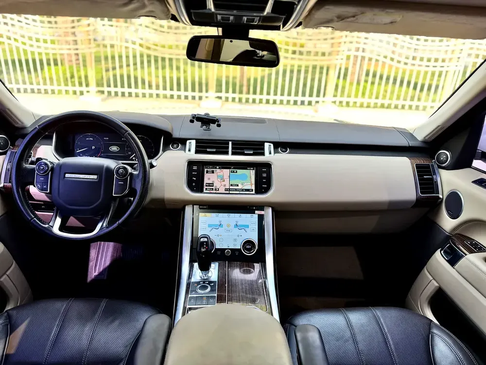 RANGE ROVER SPORT / GCC / 2015 / AGENCY MAINTENED / PERFECT CONDITION / DIRECT OWNER - Image 16