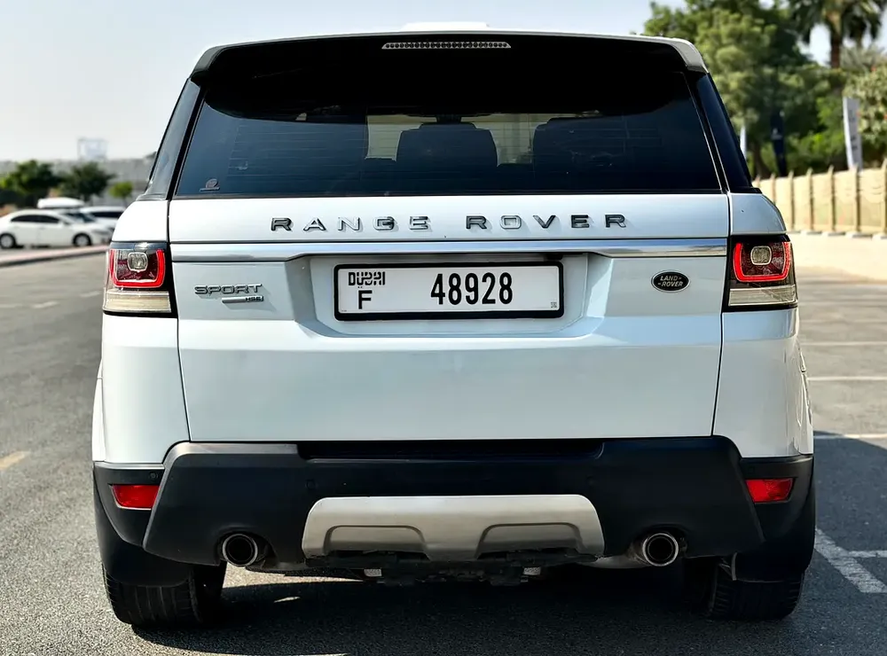 RANGE ROVER SPORT / GCC / 2015 / AGENCY MAINTENED / PERFECT CONDITION / DIRECT OWNER - Image 4