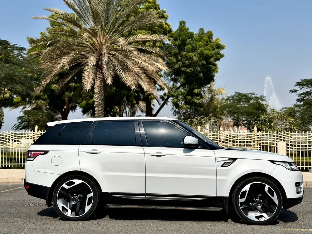 RANGE ROVER SPORT / GCC / 2015 / AGENCY MAINTENED / PERFECT CONDITION / DIRECT OWNER - Image 7