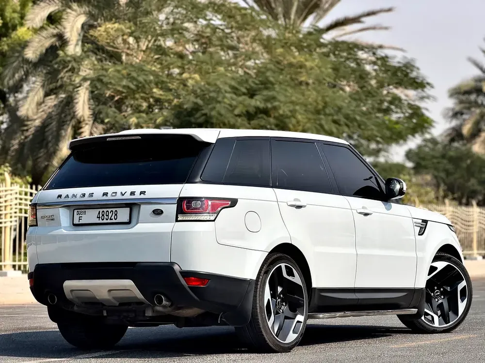 RANGE ROVER SPORT / GCC / 2015 / AGENCY MAINTENED / PERFECT CONDITION / DIRECT OWNER - Image 9