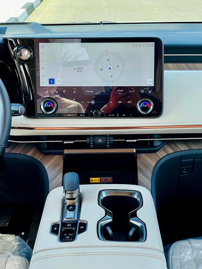 2025 Lexus LM350 – Rare Pearl White Exterior | White Leather Interior | 7-Seater Top Option - Image 13