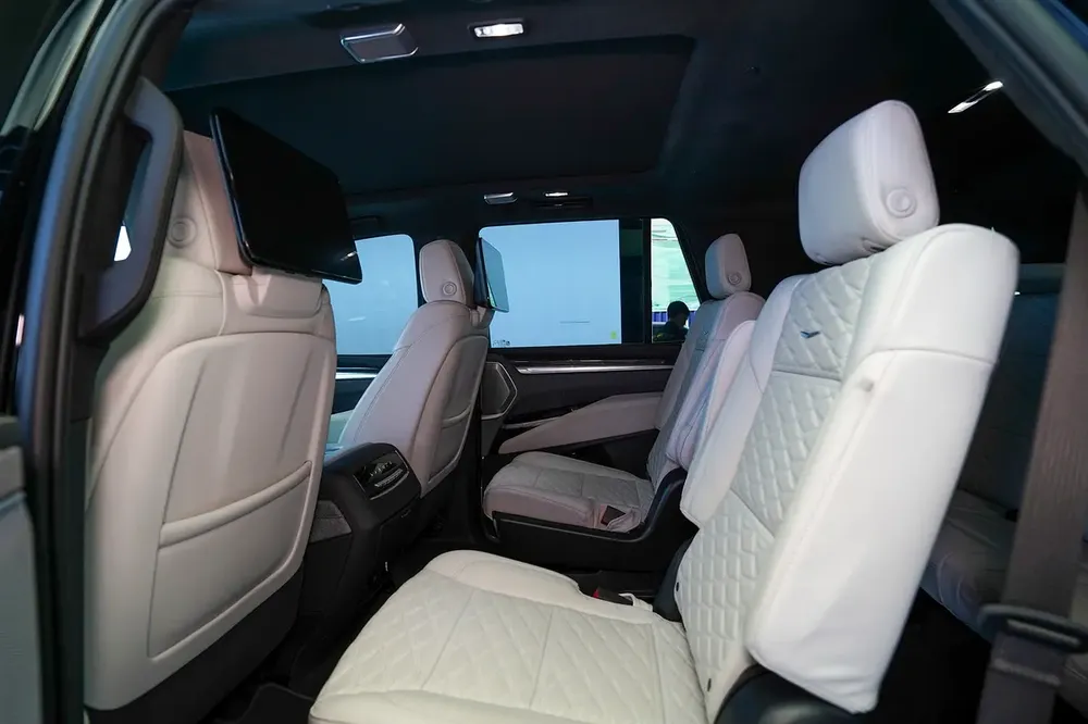 WARRANTY AND SERVICE JULY 2029 | PILOT SEATS | REAR ENTERTAINMENT | PANORAMIC ROOF - Image 11