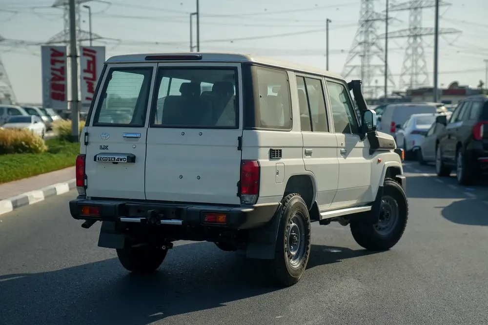 2025
TOYOTA LC76 2.8L T/DSL-E M/T 
White / beige - Image 4