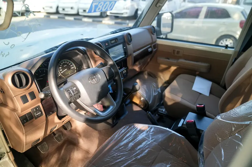 2025
TOYOTA LC76 2.8L T/DSL-E M/T 
White / beige - Image 5
