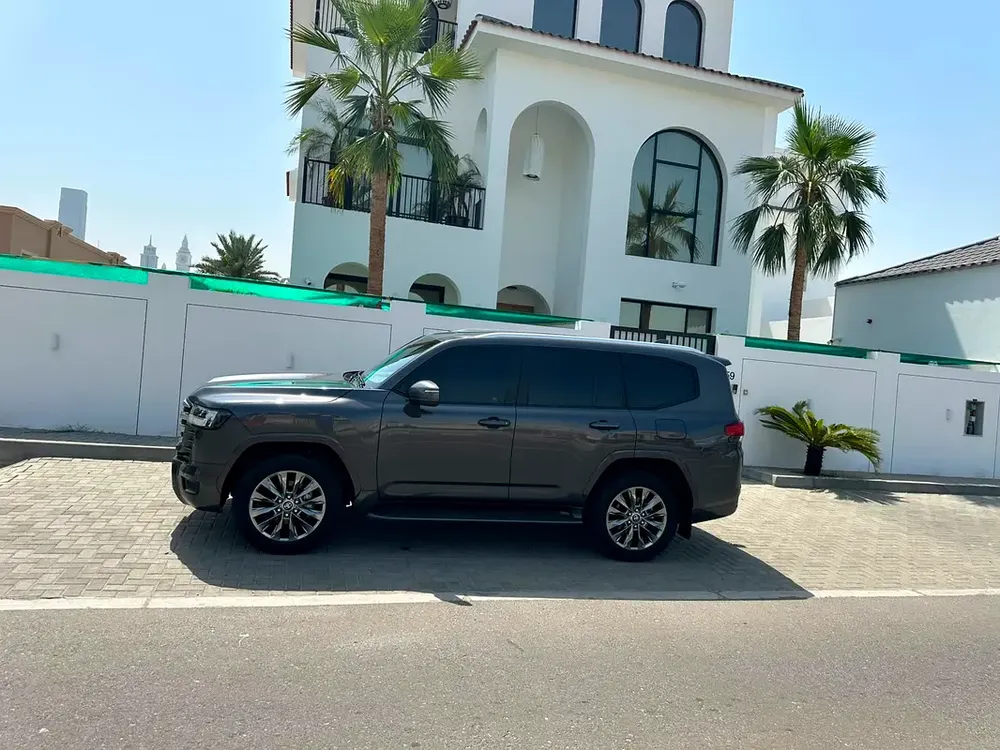 Toyota Land Cruiser 2025 GXR original paint service contract ALFUTTAIM untill 80000 km single owner - Image 10