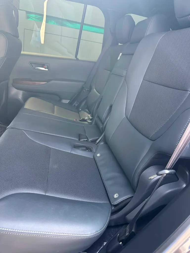 Toyota Land Cruiser 2025 GXR original paint service contract ALFUTTAIM untill 80000 km single owner - Image 11