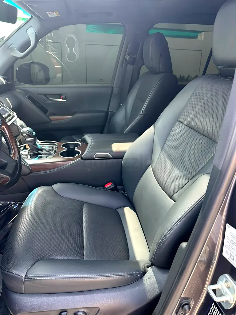 Toyota Land Cruiser 2025 GXR original paint service contract ALFUTTAIM untill 80000 km single owner - Image 15