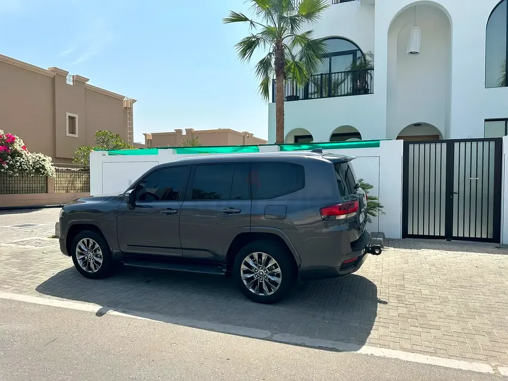 Toyota Land Cruiser 2025 GXR original paint service contract ALFUTTAIM untill 80000 km single owner - Image 5