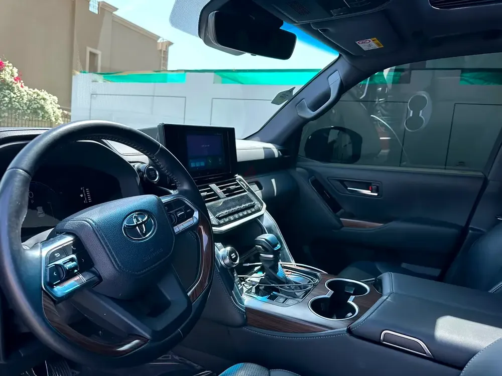 Toyota Land Cruiser 2025 GXR original paint service contract ALFUTTAIM untill 80000 km single owner - Image 6