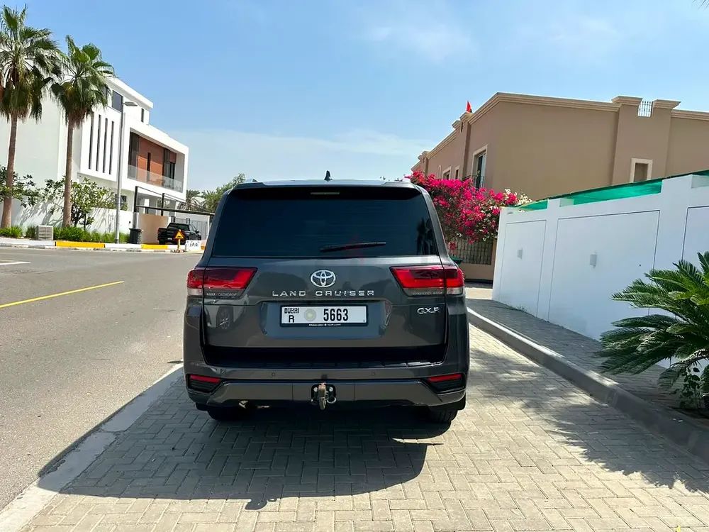 Toyota Land Cruiser 2025 GXR original paint service contract ALFUTTAIM untill 80000 km single owner - Image 7