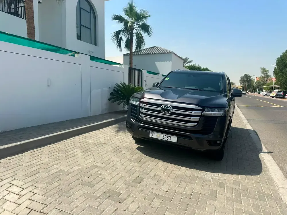Toyota Land Cruiser 2025 GXR original paint service contract ALFUTTAIM untill 80000 km single owner - Image 8