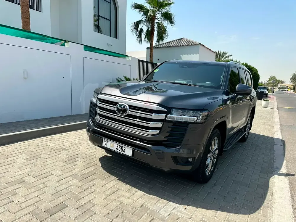 Toyota Land Cruiser 2025 GXR original paint service contract ALFUTTAIM untill 80000 km single owner - Image 9