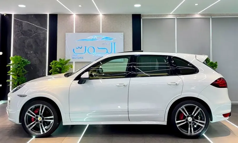 AMAZING PORSCHE CAYENNE GTS V8 || GCC || FULLY LOADED || ACCIDENT FREE || PERFECT CONDITION - Image 12