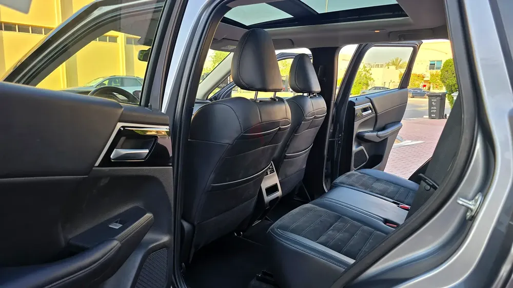 Mitsubishi OUTLANDER Limited Sports Edition Gcc - Image 11