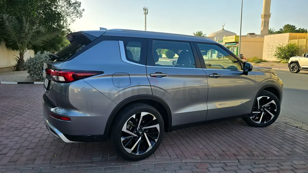 Mitsubishi OUTLANDER Limited Sports Edition Gcc - Image 4