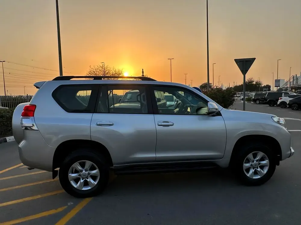Toyota Prado TXL No Accident Full Service History Model 2011 GCC Mid Options Good Conditions. - Image 6