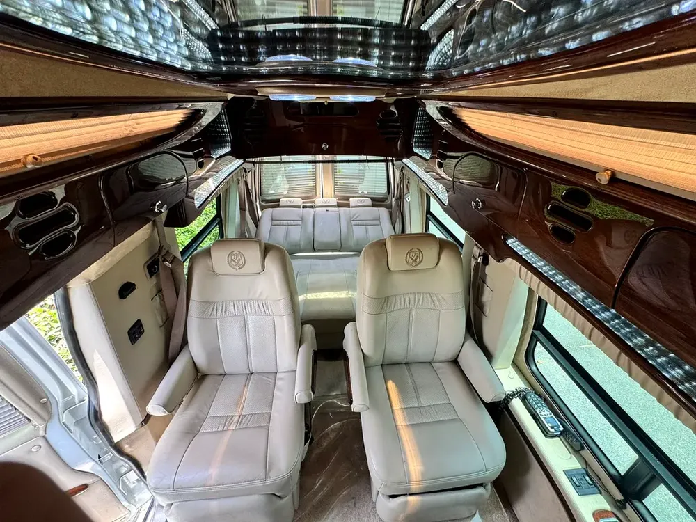 GMC Savana (4X2 ) Model 2010 VIP - Image 10