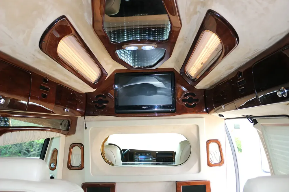 GMC Savana (4X2 ) Model 2010 VIP - Image 14