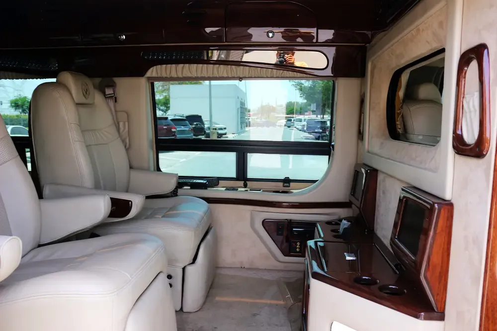 GMC Savana (4X2 ) Model 2010 VIP - Image 15