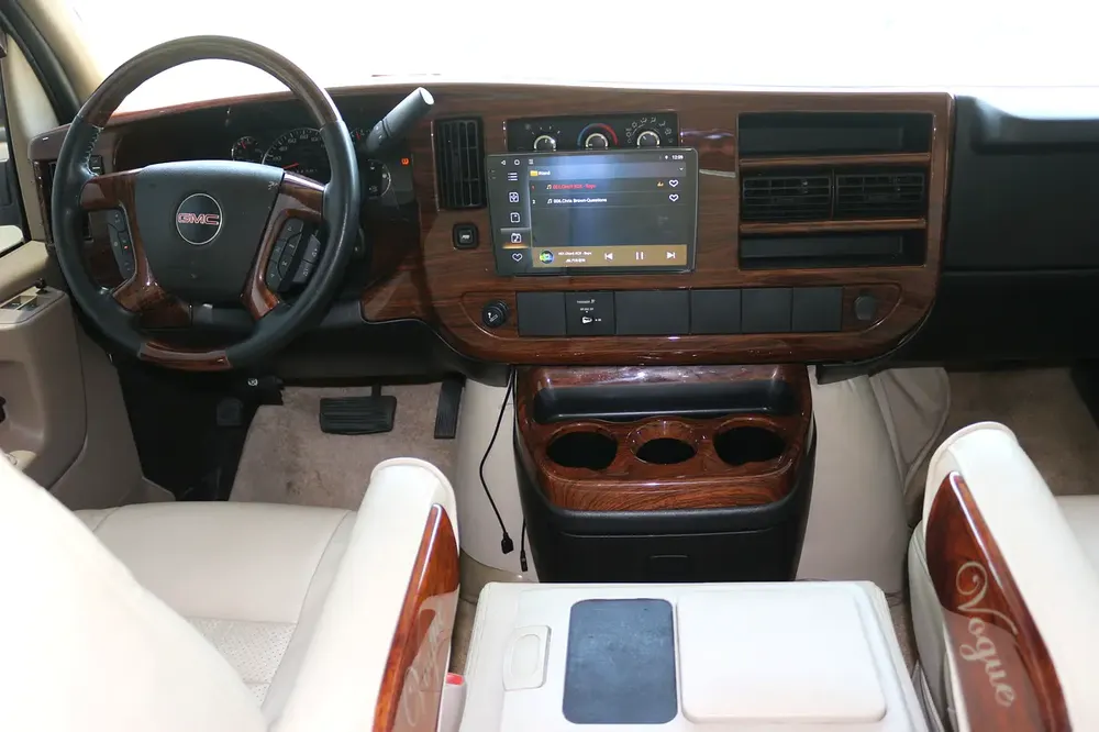 GMC Savana (4X2 ) Model 2010 VIP - Image 4