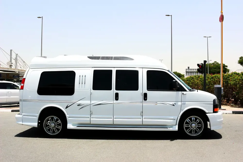 GMC Savana (4X2 ) Model 2010 VIP - Image 6
