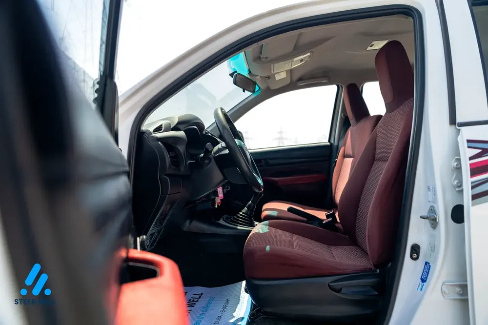 2022 Toyota Hilux GL | 2.7L Petrol | GCC Specs | 4x2 - Image 9