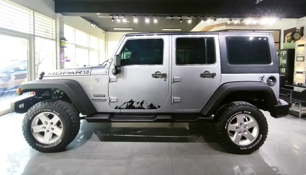 Amazing! Mopar Off-road  . Original Paint . Full Service History . GCC Specs . Low Mileage - Image 7