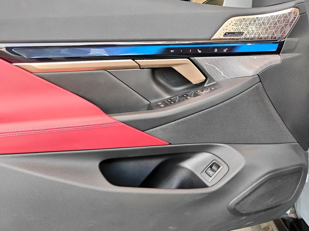 AED 3,000 P.M | 2024 BMW 520i M Sport Titanium | Under BMW Warranty and Service Contract | GCC | - Image 11