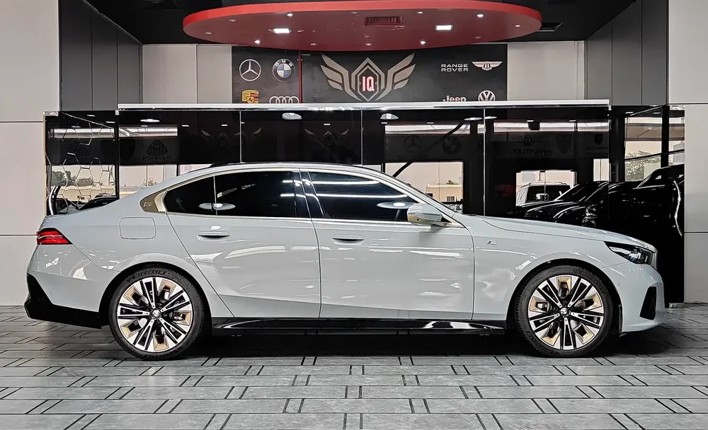 AED 3,000 P.M | 2024 BMW 520i M Sport Titanium | Under BMW Warranty and Service Contract | GCC | - Image 8