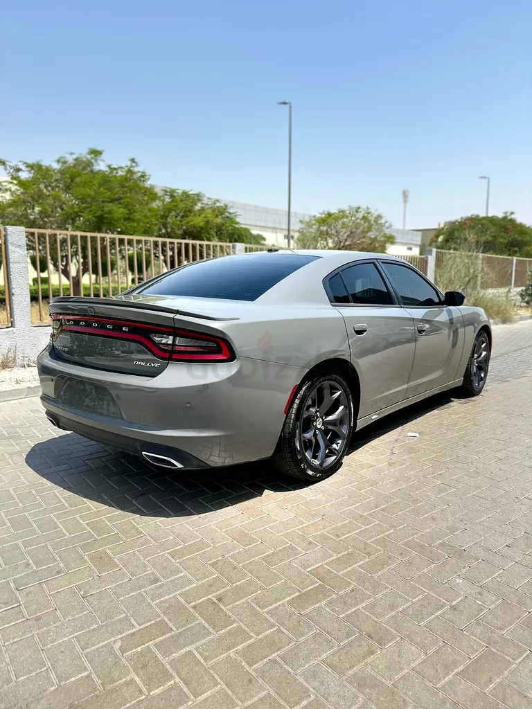 Dodge Charger in great condition - Image 5