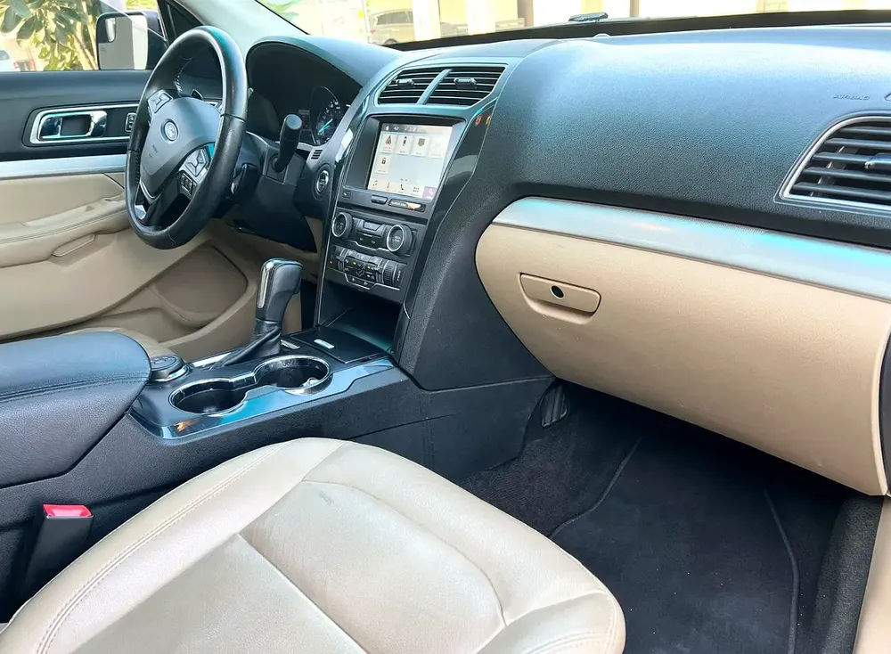 Ford Explorer 2017 Full Options with leather GCC 4WD, Original Paint, Free of Accidents, Very Clean - Image 11