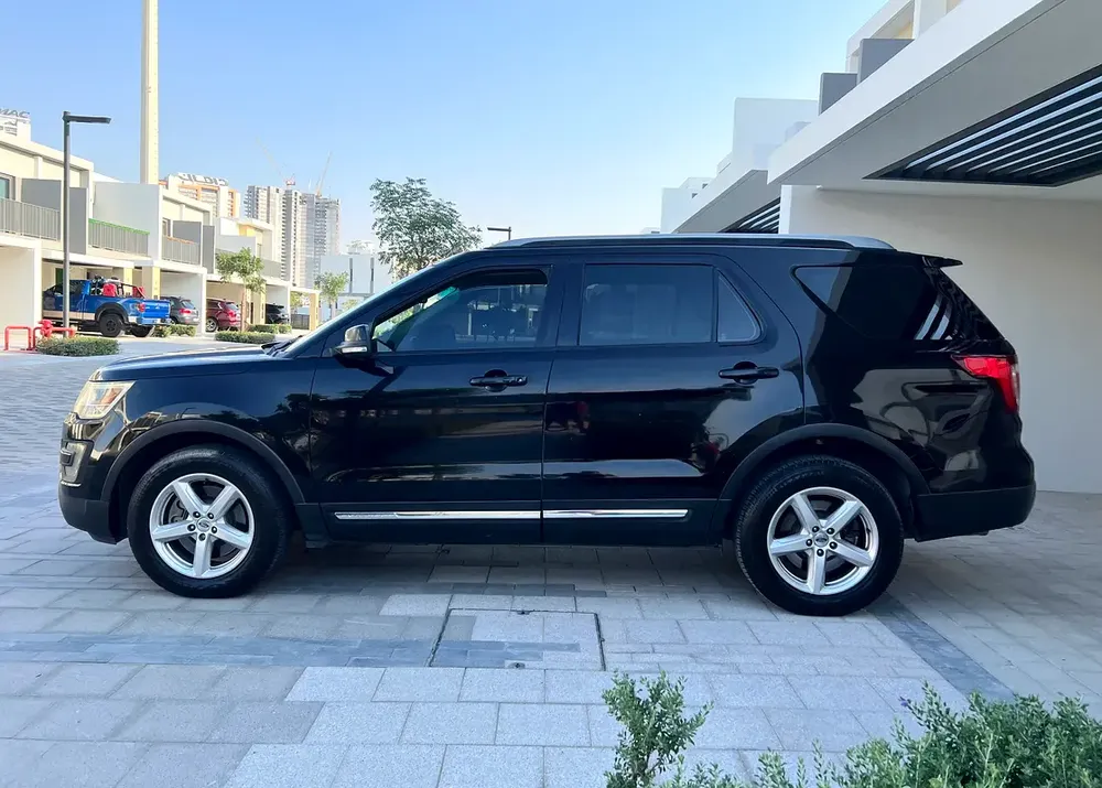 Ford Explorer 2017 Full Options with leather GCC 4WD, Original Paint, Free of Accidents, Very Clean - Image 4
