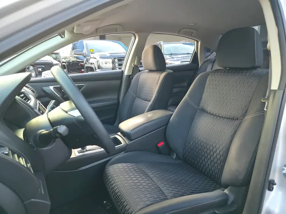 Nissan Altima SV 2017, V4 GCC Specs Very Well Maintained No Any Issue - Image 9