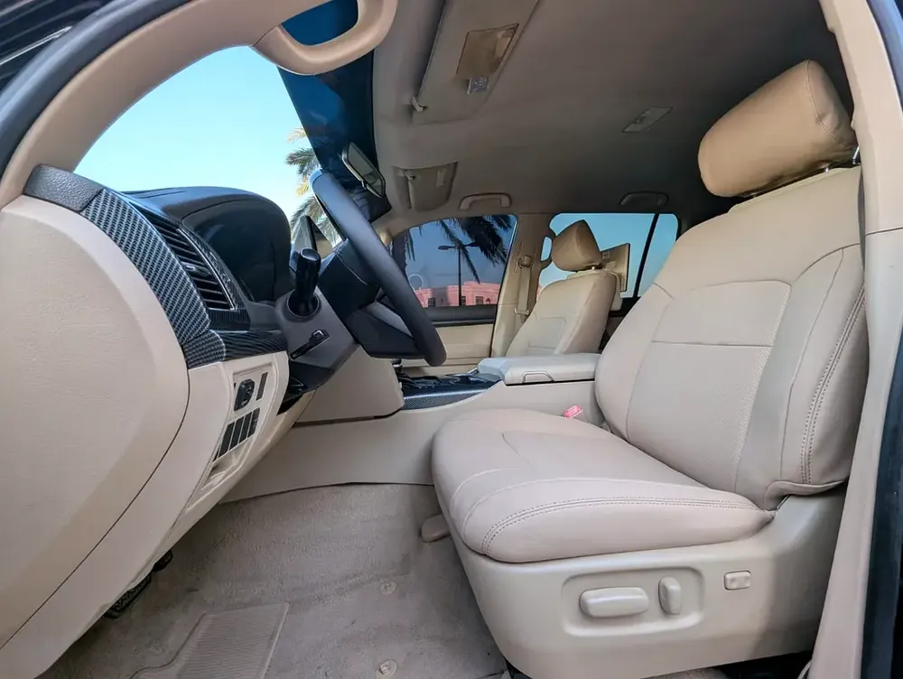 TOYOTA LAND CRUISER 2015 FACELIFTED 2025 WITH INTERIOR AND EXTERIOR GCC V6 4.0L - Image 4