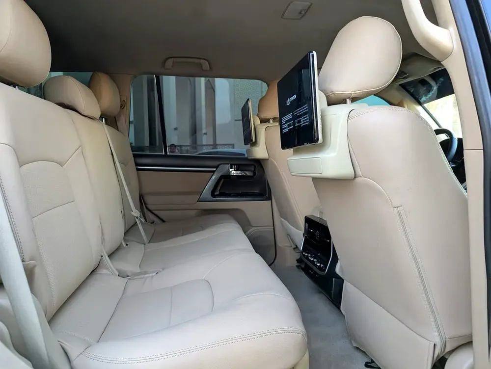 TOYOTA LAND CRUISER 2015 FACELIFTED 2025 WITH INTERIOR AND EXTERIOR GCC V6 4.0L - Image 6