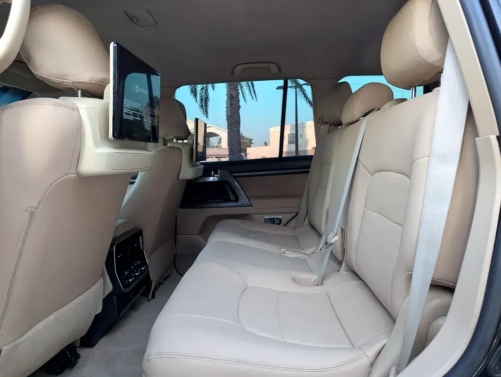 TOYOTA LAND CRUISER 2015 FACELIFTED 2025 WITH INTERIOR AND EXTERIOR GCC V6 4.0L - Image 7