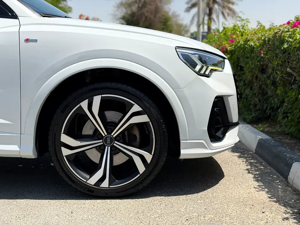 Audi Q3 40 TFSI S-Line 2020 (S-Line Package – GCC – Perfect Condition) - Image 5