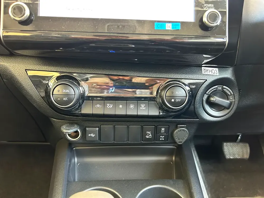 2025 TOYOTA RIGHT HAND DRIVE HILUX TOP-LINE D/CAB 2.8L DIESEL BRAND NEW 0KM - Image 12