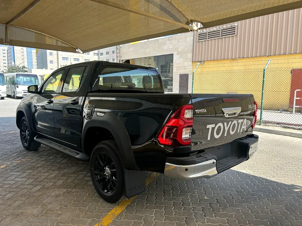 2025 TOYOTA RIGHT HAND DRIVE HILUX TOP-LINE D/CAB 2.8L DIESEL BRAND NEW 0KM - Image 4