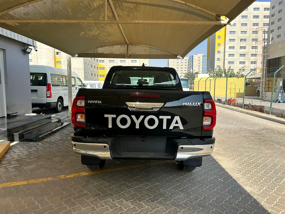 2025 TOYOTA RIGHT HAND DRIVE HILUX TOP-LINE D/CAB 2.8L DIESEL BRAND NEW 0KM - Image 5