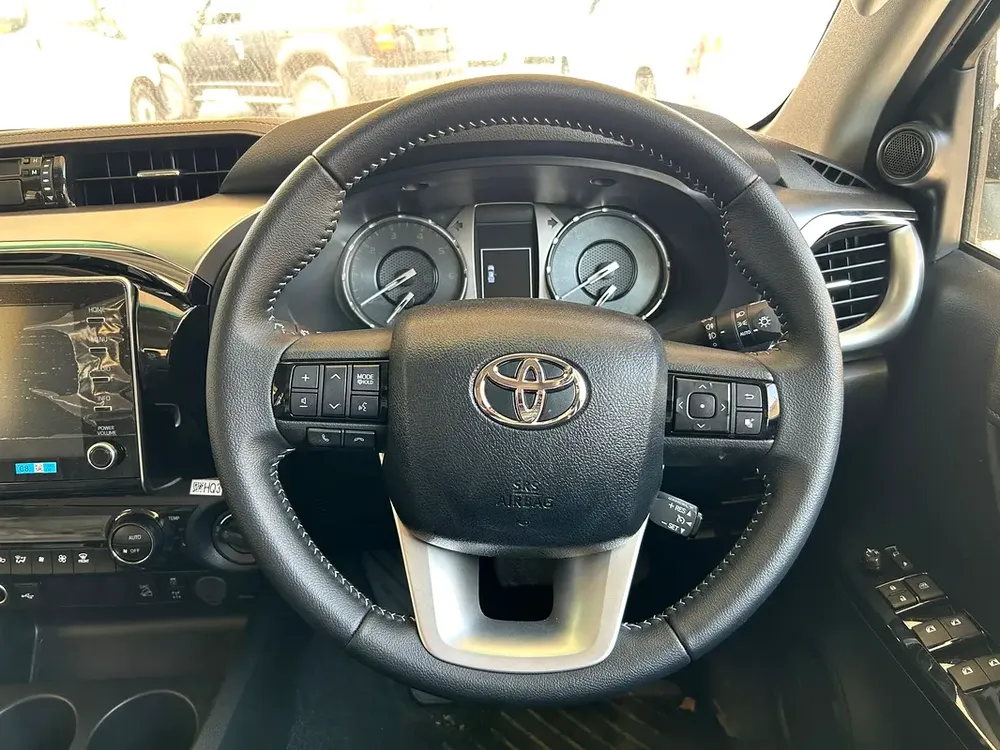 2025 TOYOTA RIGHT HAND DRIVE HILUX TOP-LINE D/CAB 2.8L DIESEL BRAND NEW 0KM - Image 9
