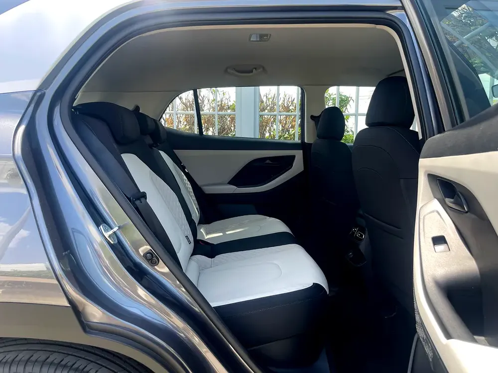 UNLIMITED MILEAGE WARRANTY / NAVIGATION + CAMERA +CRUISE CONTROL + APPLE CAR PLAY / IN HOUSE FINANCE - Image 18