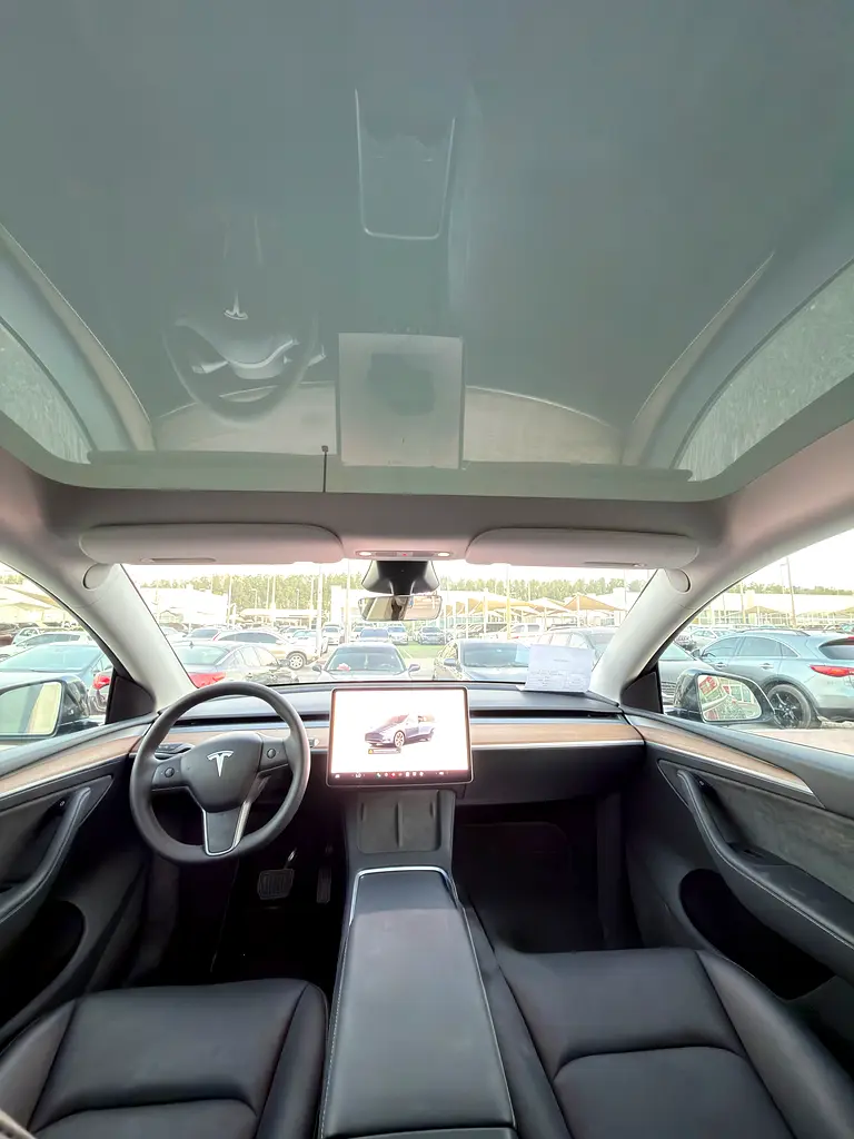 2025 TESLA MODEL Y - LONG RANGE (AWD) - LOW MILEAGE - 0% DOWN PAYMENT - PERFECT CONDITION - Image 10