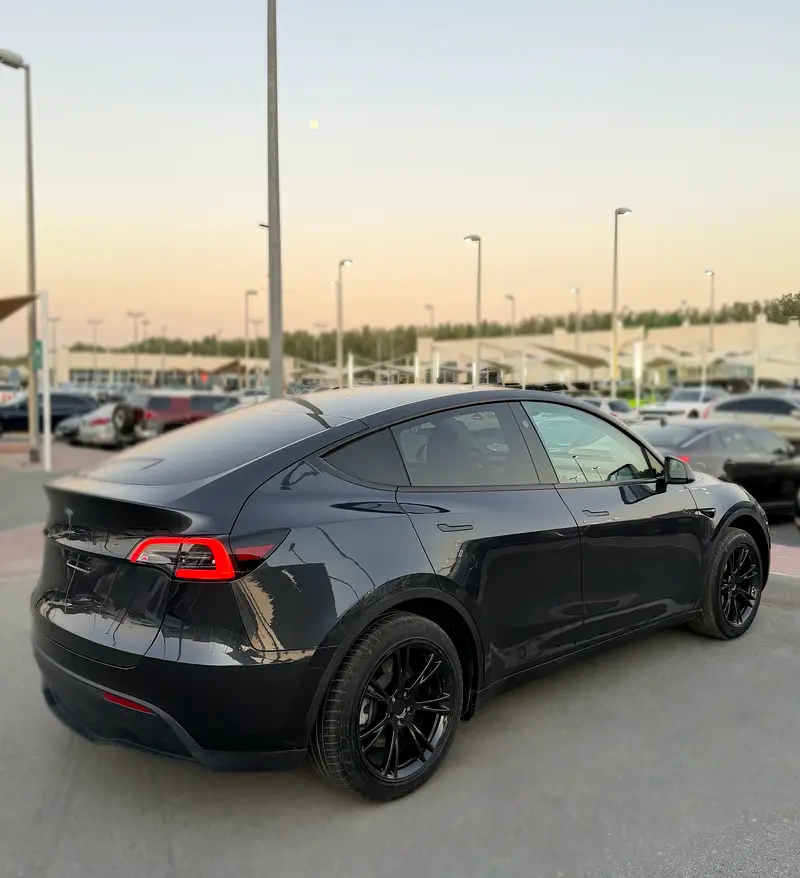 2025 TESLA MODEL Y - LONG RANGE (AWD) - LOW MILEAGE - 0% DOWN PAYMENT - PERFECT CONDITION - Image 4