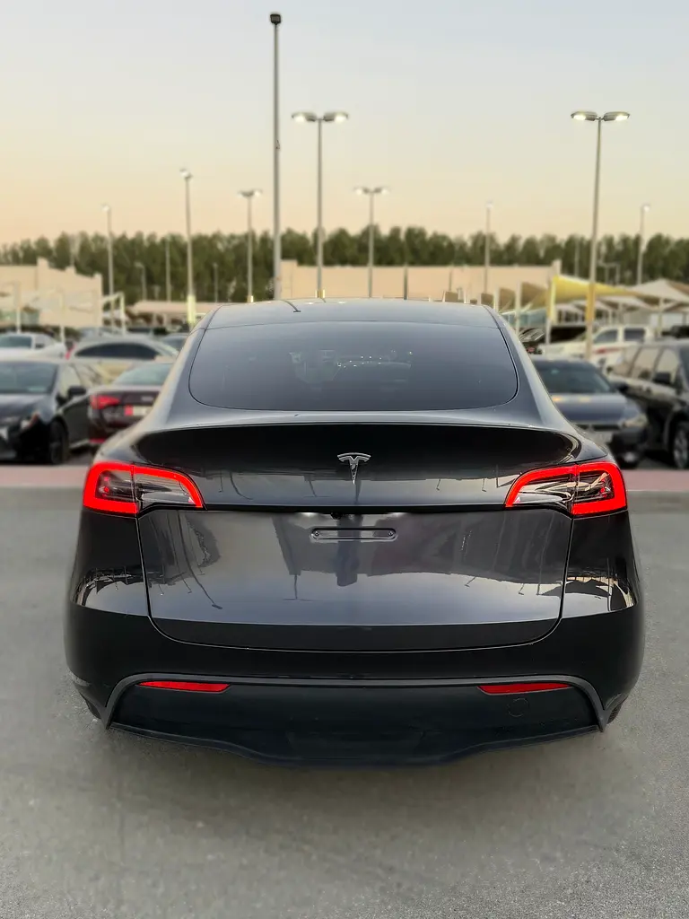 2025 TESLA MODEL Y - LONG RANGE (AWD) - LOW MILEAGE - 0% DOWN PAYMENT - PERFECT CONDITION - Image 5