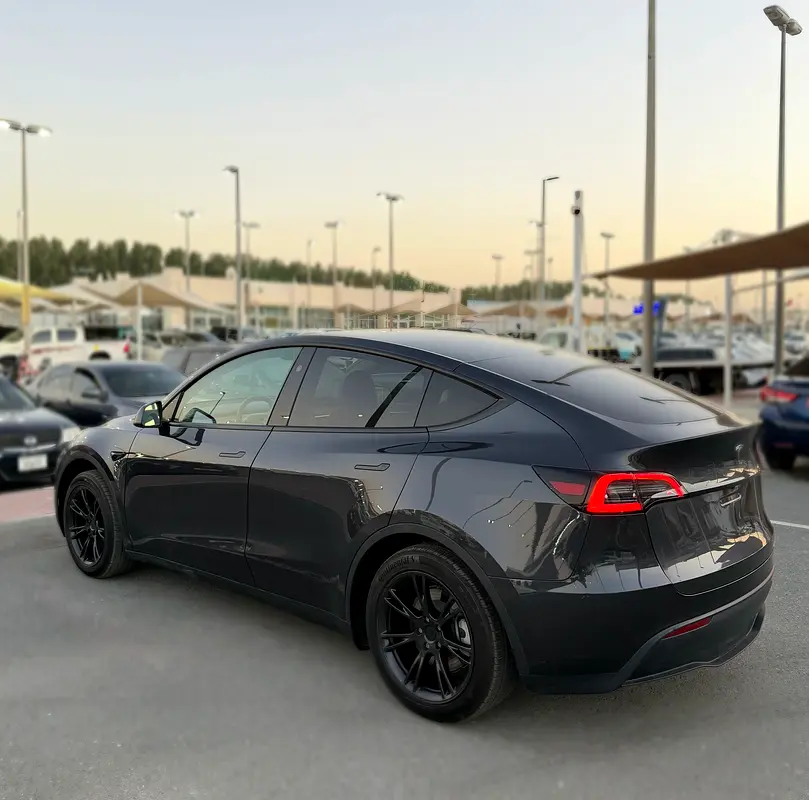 2025 TESLA MODEL Y - LONG RANGE (AWD) - LOW MILEAGE - 0% DOWN PAYMENT - PERFECT CONDITION - Image 6