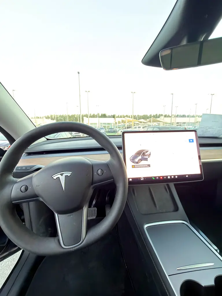 2025 TESLA MODEL Y - LONG RANGE (AWD) - LOW MILEAGE - 0% DOWN PAYMENT - PERFECT CONDITION - Image 8