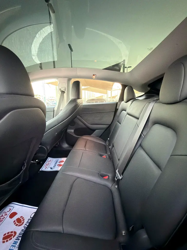 2025 TESLA MODEL Y - LONG RANGE (AWD) - LOW MILEAGE - 0% DOWN PAYMENT - PERFECT CONDITION - Image 9